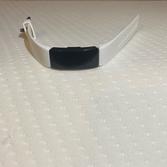 Inspire HR Silicone Strap Smart Watch - Picture 2 of 6